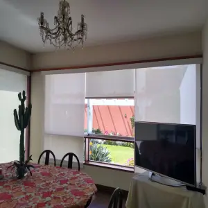 Roller screen con protección UV para evitar daños en muebles y pisos en Lima