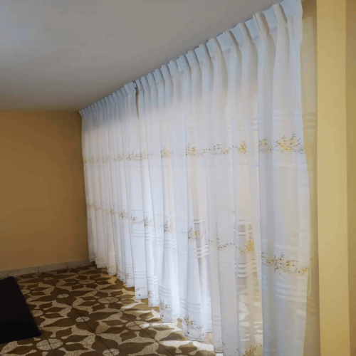 cortina con pliegues Tul Bordado margarita dorada
