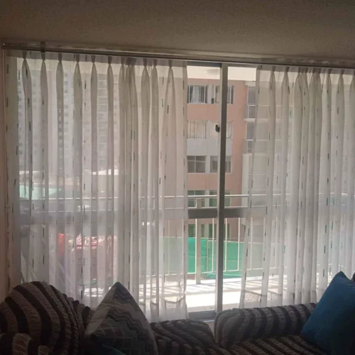 Cortinas Tul Rústico Beige Instaladas en Riel para Ventana