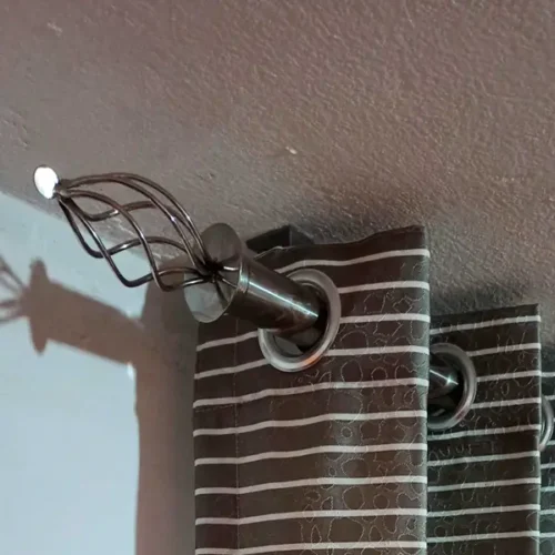 barra instalada al techo con accesorio decorativo